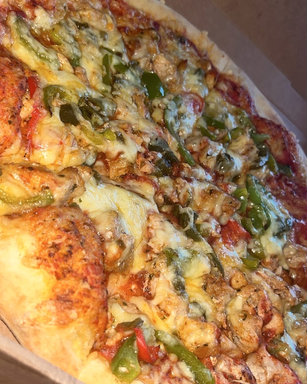 Pizza met paprika, kip en gesmolten kaas van La Gondola