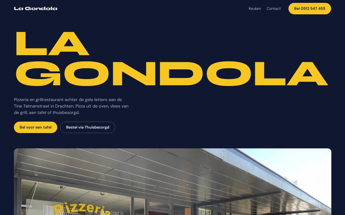 Richting C op een laptop: nachtblauw met LA GONDOLA in grote gele letters